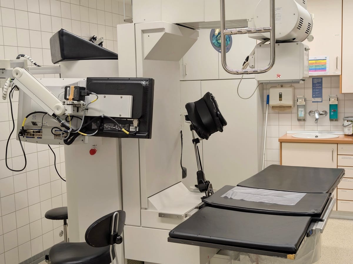 Diagnostic imaging room with a ceiling-suspended tube and patient table