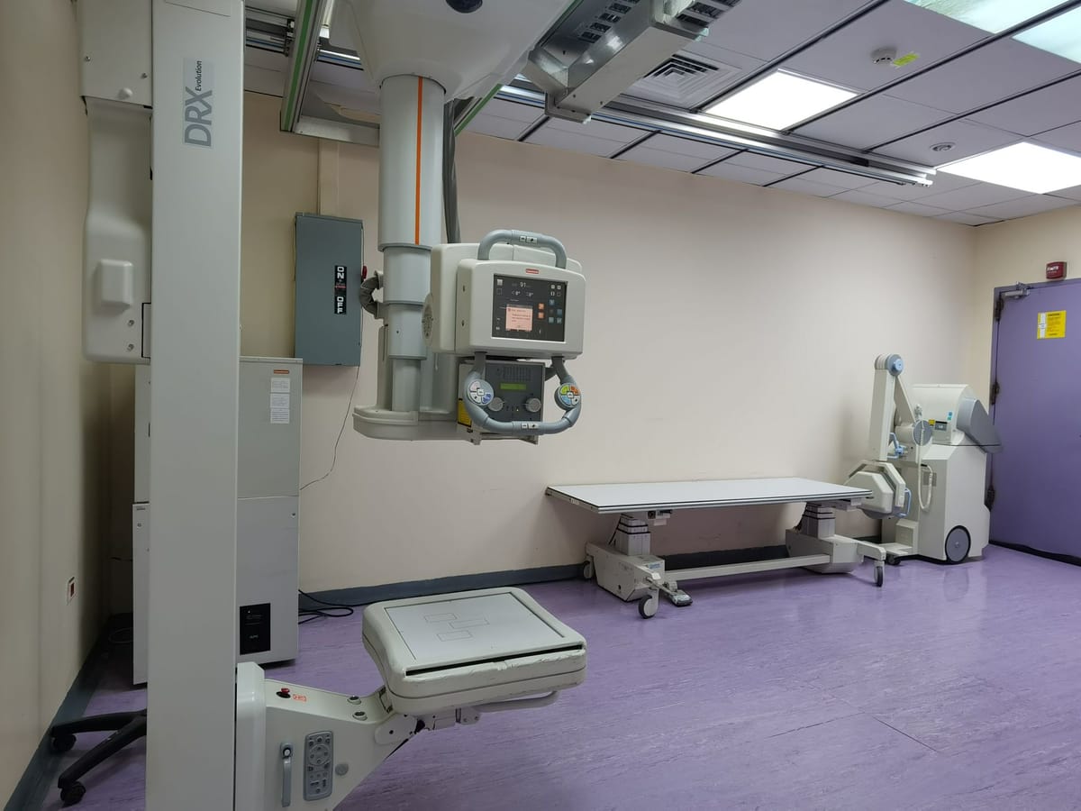Digital radiography room with wall-mounted detector